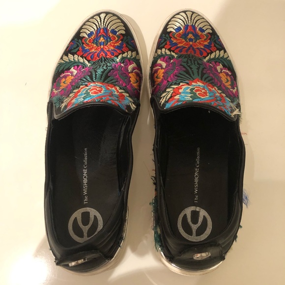 Wishbone embroidered leather slip on shoes. Size 8. - Picture 2 of 4